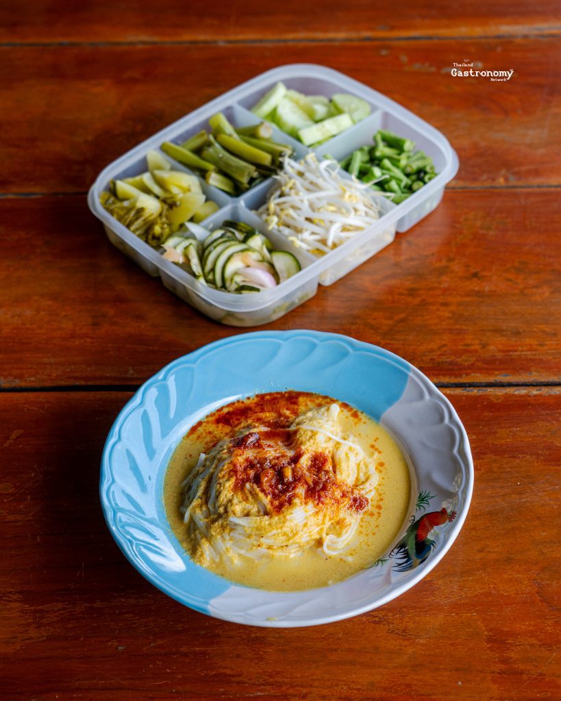ขนมจีน ข้าวราดแกง แม่หมีระนอง