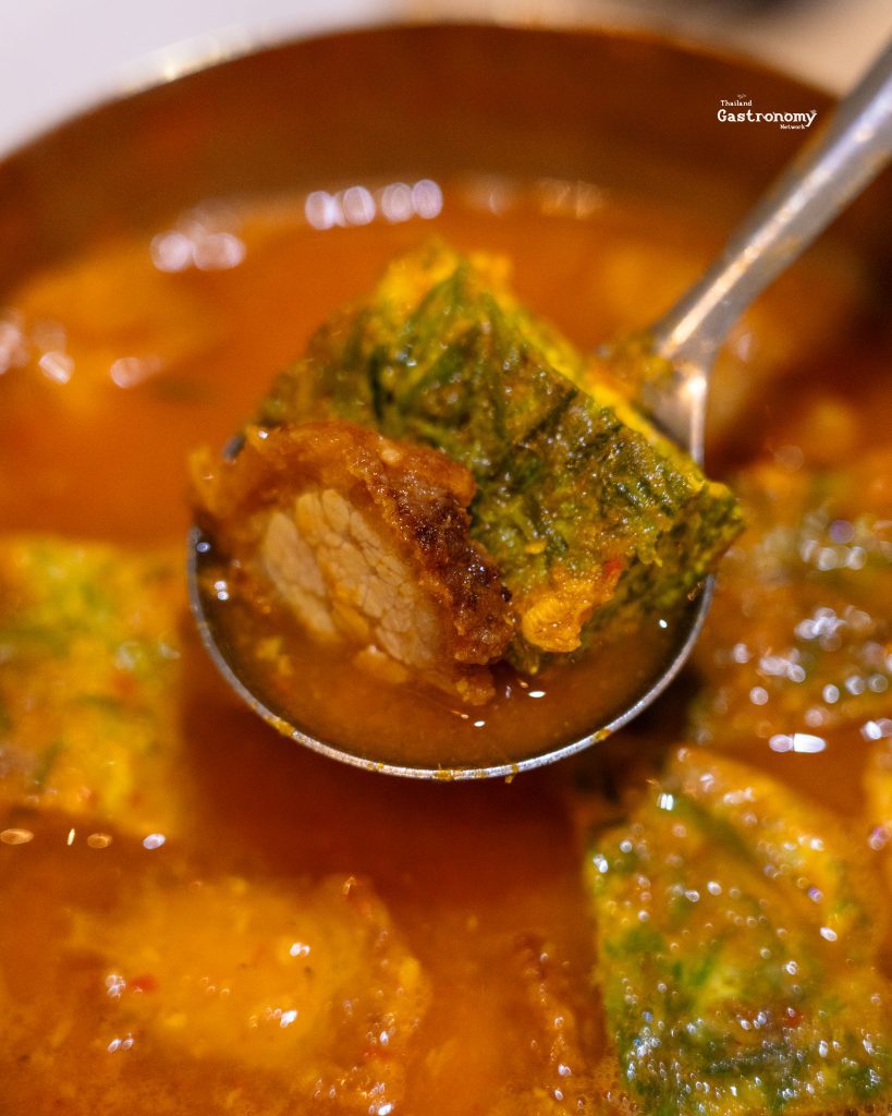 แกงส้มชะอมไข่ หมูกรอบ ร้านเจแอนด์ทีระนอง